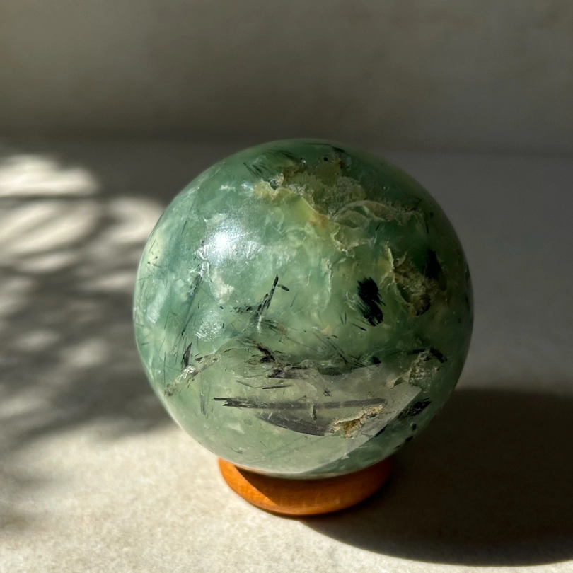 sfera in Phrenite Tormalinata
